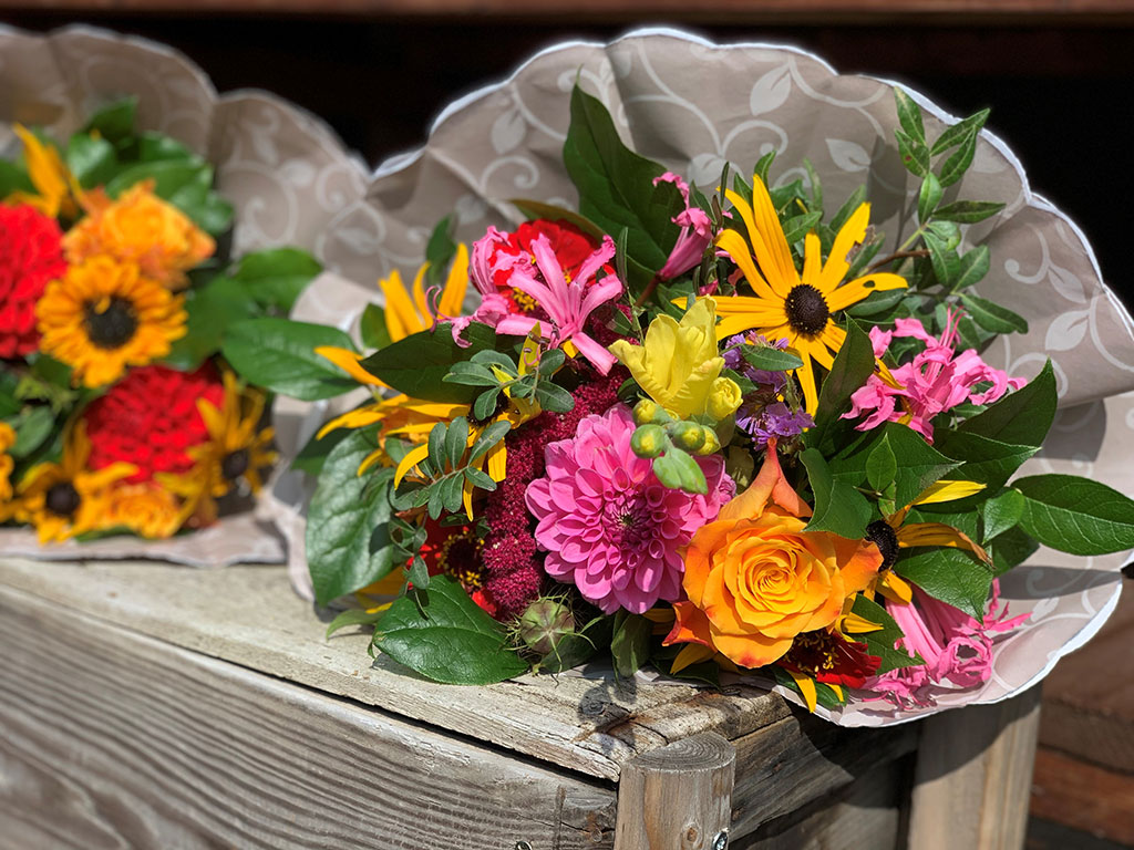 bunte Blumensträuße aus der Floristik des Biogartens