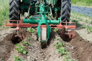 Nahaufnahme eines Traktors beim Pflügen