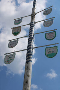 Bio-Garten Maibaum mit allen Gewerken