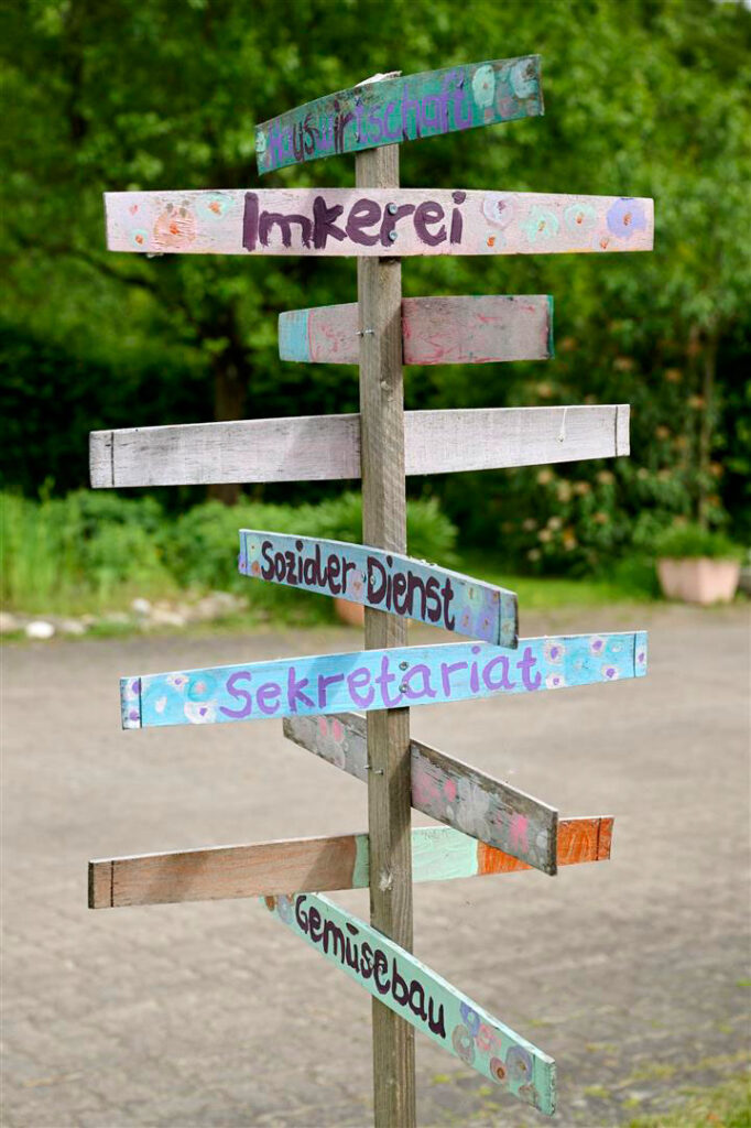 Wegweiser im Bio-Garten